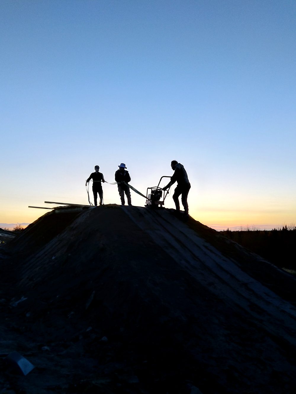 Siluetteja auringonlaskussa